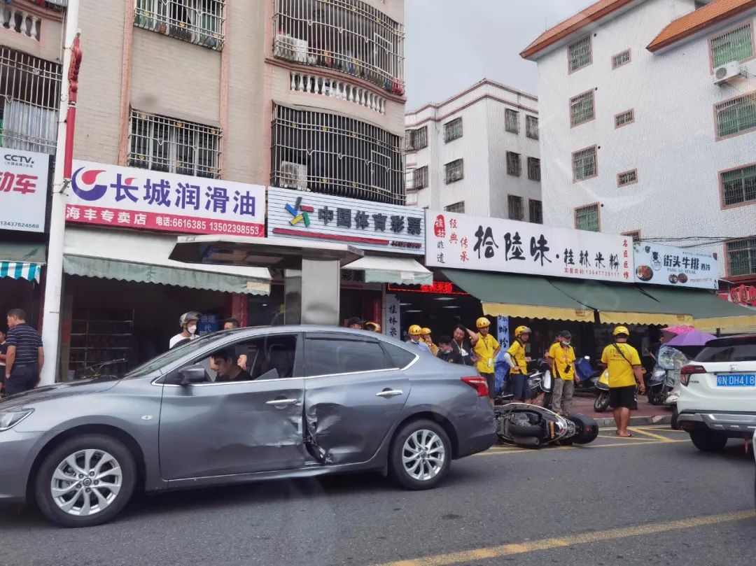 海丰海银路发生碰撞事故，一小车毁成这样！