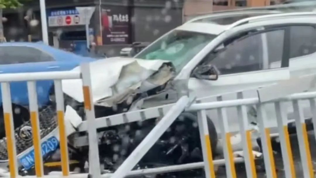 海丰县三环北又发生事故，黑车表示很无辜！