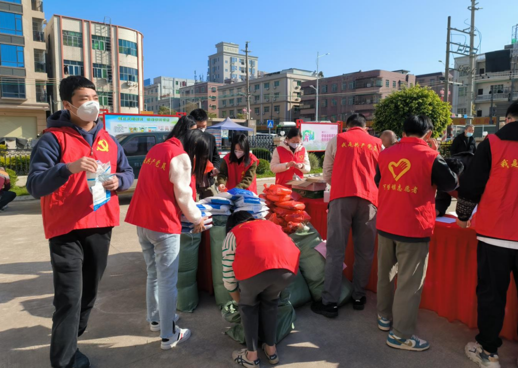 汕尾各县镇区域、免费发放口罩、退烧药、群众开心领到药！ ... ... ...