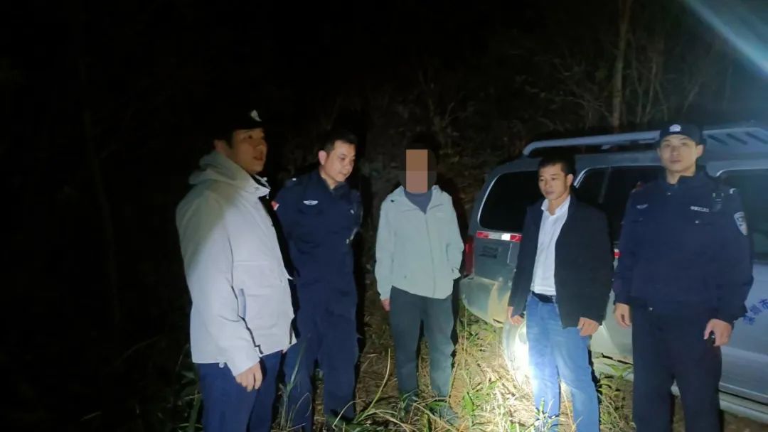 寒冷深夜，陆丰一男子被困深山