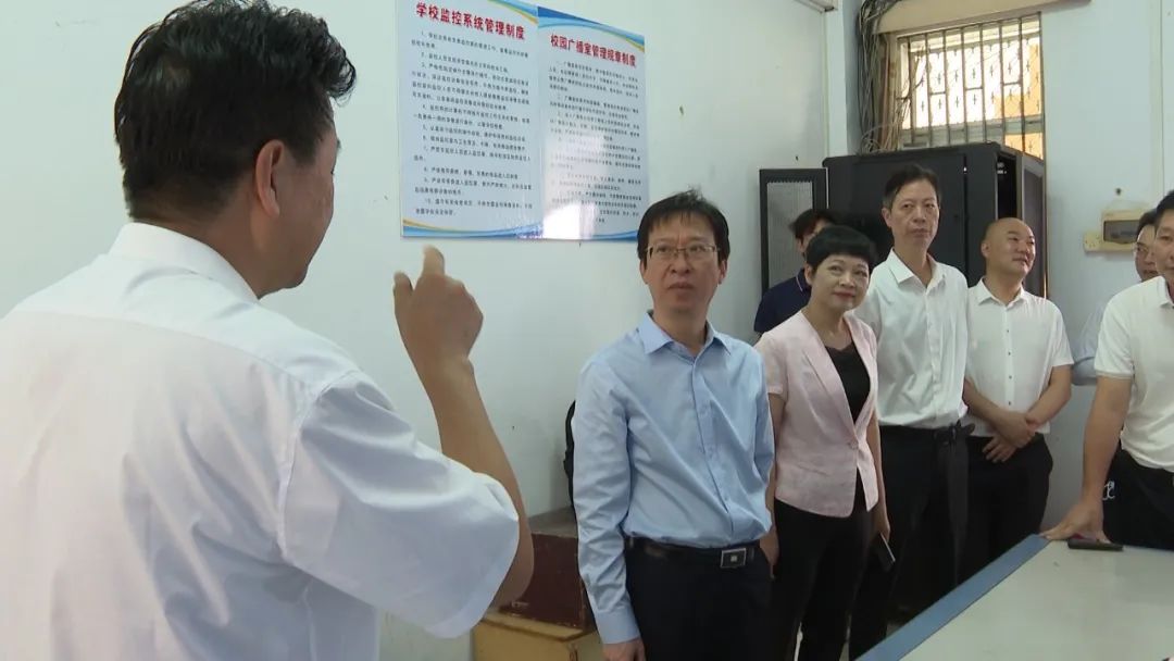 海丰县委书记郭文炯在检查高考准备工作时强调要以高度负责的态度 ... ...