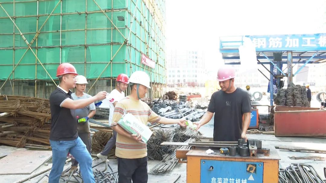 海丰：建筑工地应对高温有“凉”策