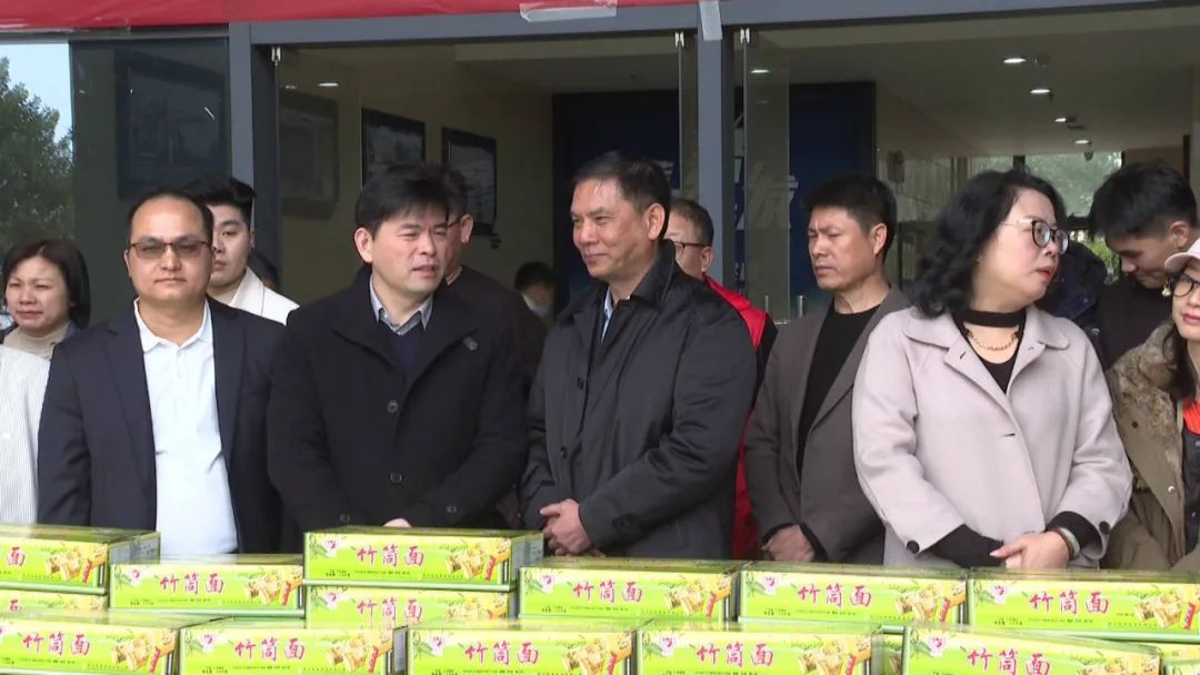 深圳市龙岗区对口帮扶海丰指挥部联合爱心企业慰问特定儿童 ... ...