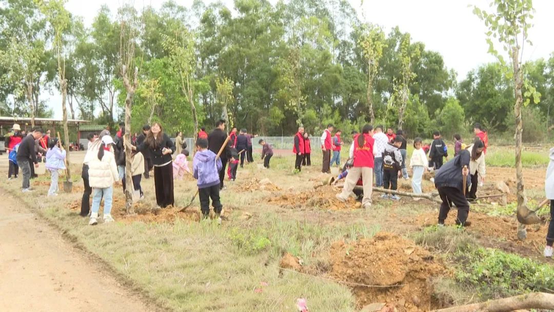 “绿美广东 青年先行”汕尾青少年共建红领巾林义务植树活动在海丰举行 ... ...