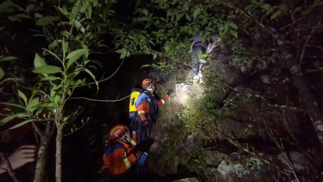 海丰消防八小时夜战大银瓶山 成功营救两名被困群众