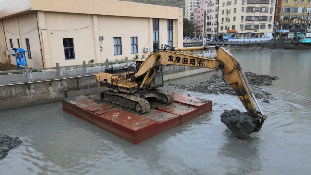 梅陇镇清理河道淤积 改善水环境质量