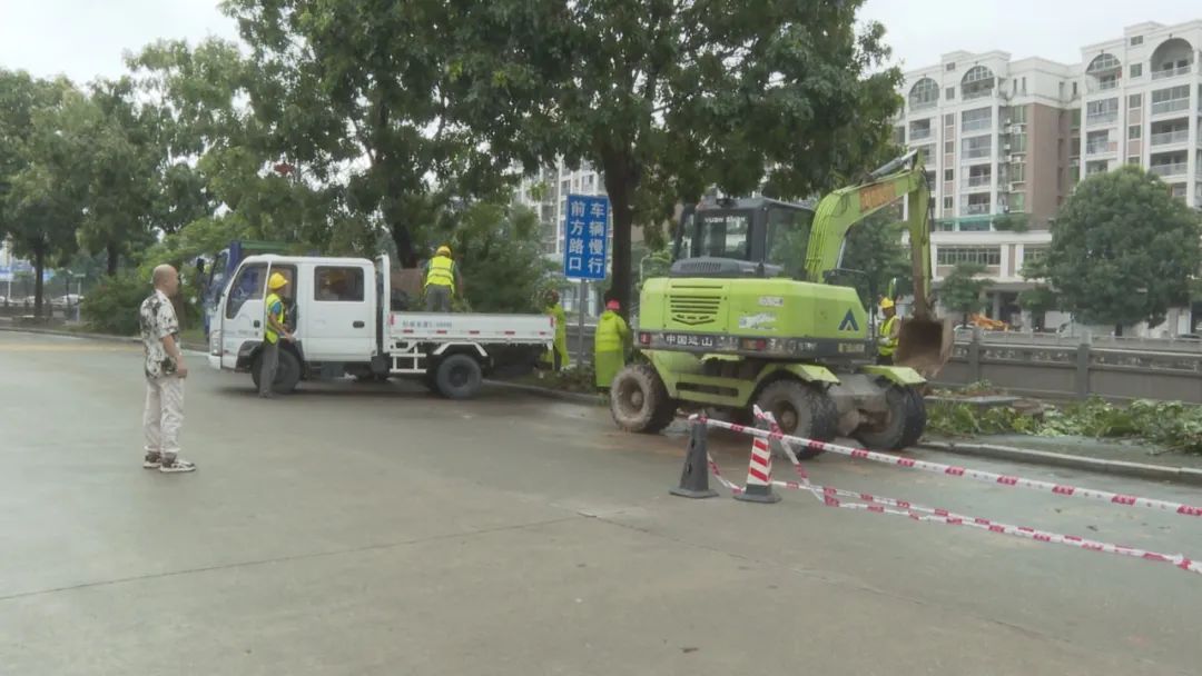 海丰高效清理路面杂物 恢复城乡环境秩序