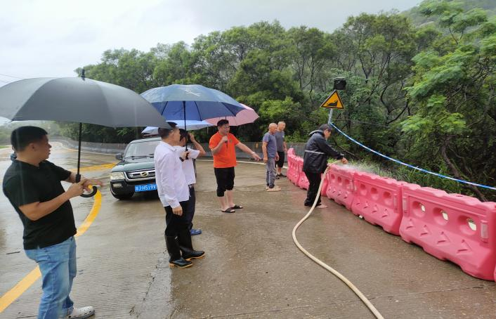 闻“汛”而动 抢险救灾，新港街道全面发力筑牢辖区防汛减灾防线 ... ...