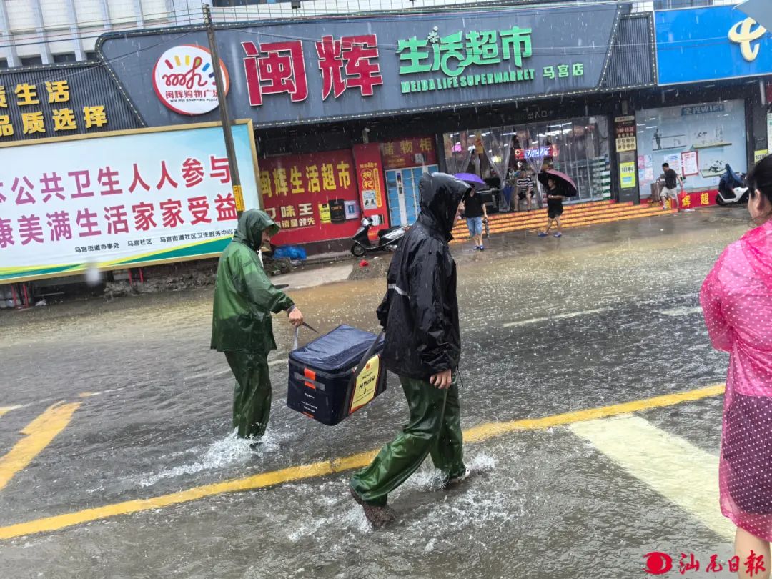 马宫街道驻村干部2公里积水路50分钟“跋涉”！就为守护老人“一顿热饭” ... ...