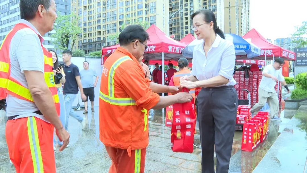 海丰县总工会、县中小企业工联会联合开展“送清凉”慰问活动 ... ...